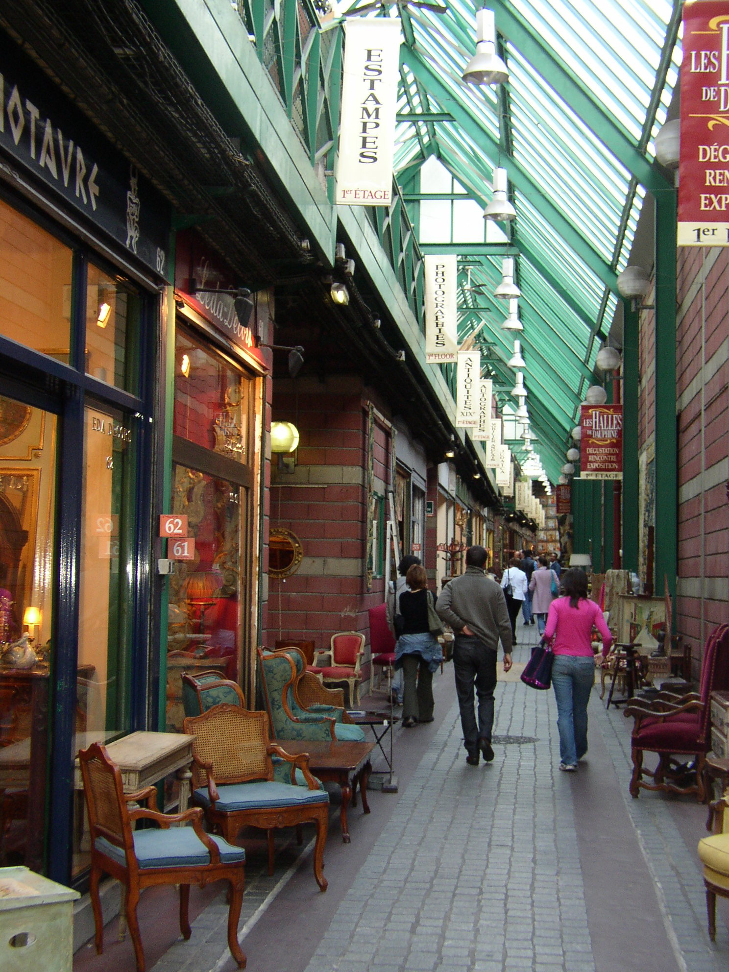 Porte de Clignancourt Market Area (image credits: Marche aux Puces 07, CC BY 2.0, https://commons.wikimedia.org/w/index.php?curid=5012042)