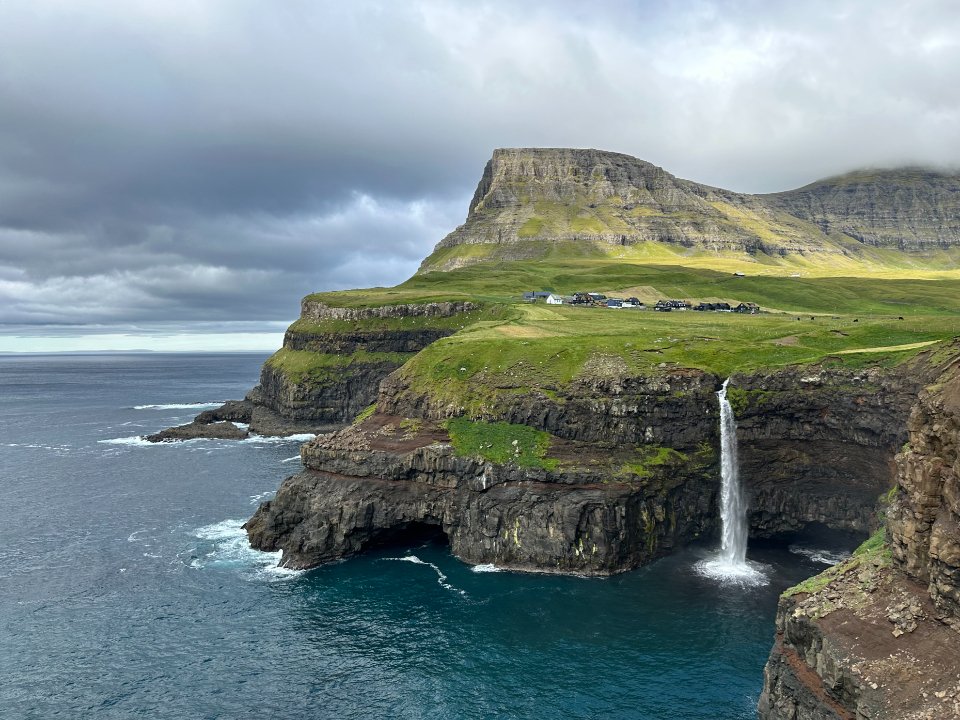 Ireland: Europe's Peaceful Emerald Isle (image credits: stocksnap)