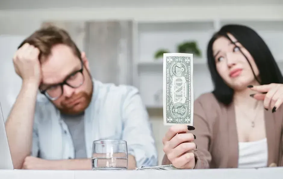 1. Arguments About Money and Spending (Image Credits: Pexels)