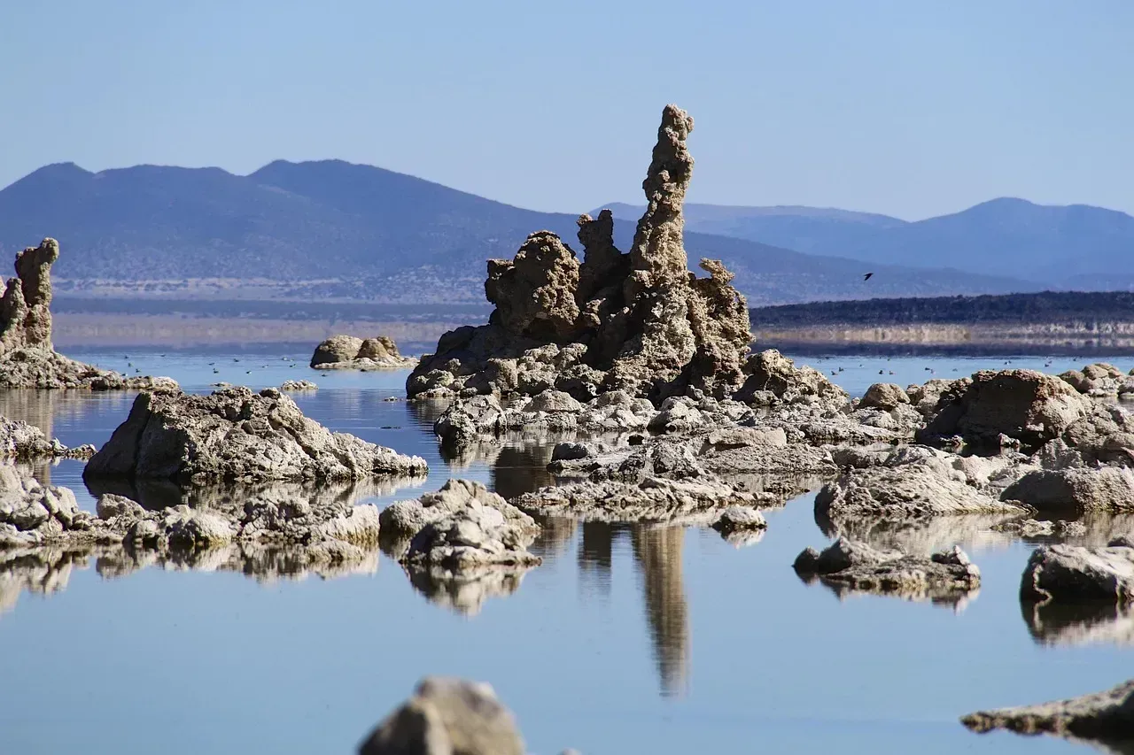 Mono Lake: Los Angeles's Decades-Long Water Battle (Image Credits: Pixabay)