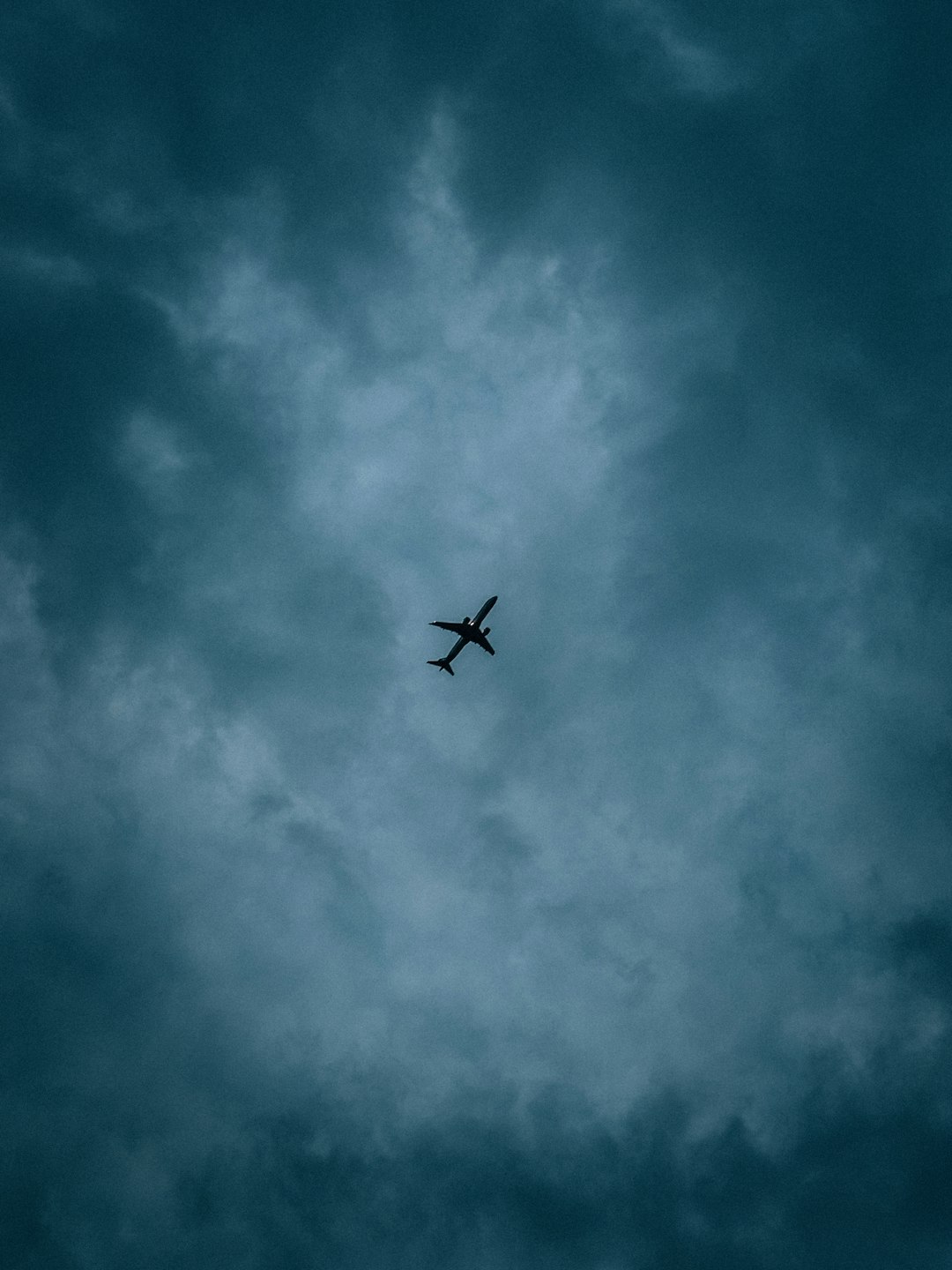 Why Your Brain Thinks Flying is Dangerous (image credits: unsplash)