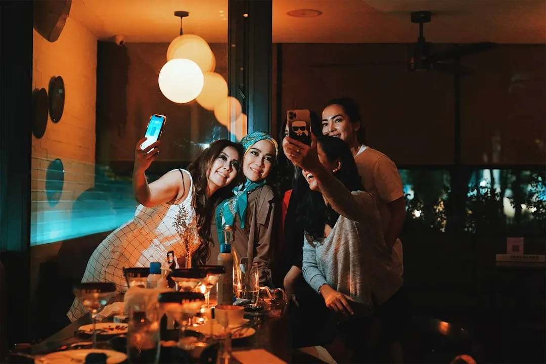 Screen-Free Meals Are Now an Outlier (Image Credits: Unsplash)