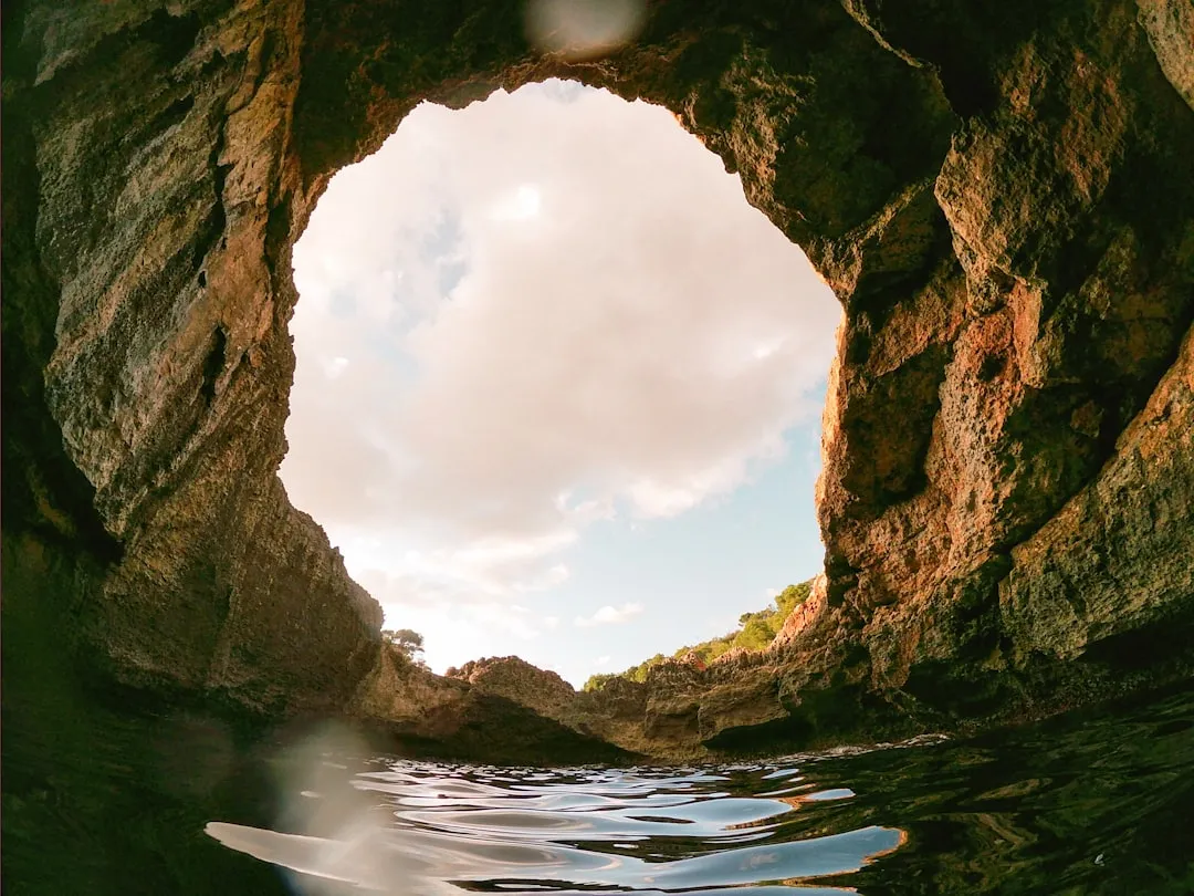 Apostle Islands National Lakeshore, Wisconsin: Sea Caves and Shipwrecks (Image Credits: Unsplash)