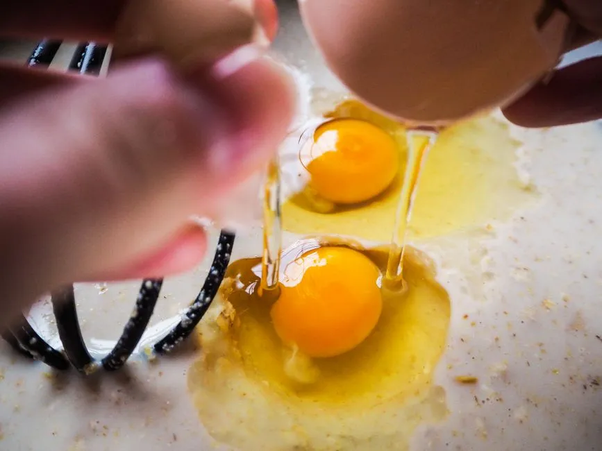 The Whisking and Add In Mistakes That Compound the Problem (Image Credits: Pexels)