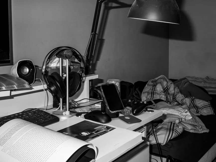 Clutter Quietly Steals Your Sleep (Image Credits: Pexels)