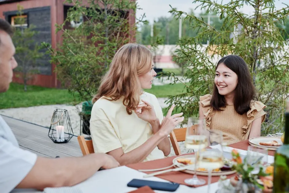 More Talk Happens at Meals Than Almost Anywhere Else (Image Credits: Pexels)