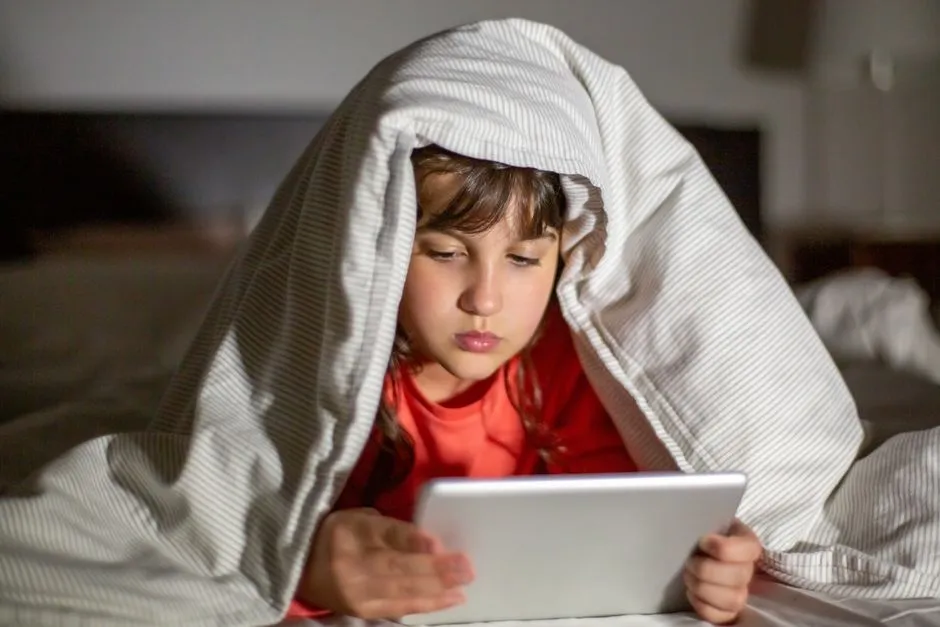 5. Keep Screens Out of Bedrooms and Off During Meals (Image Credits: Pexels)