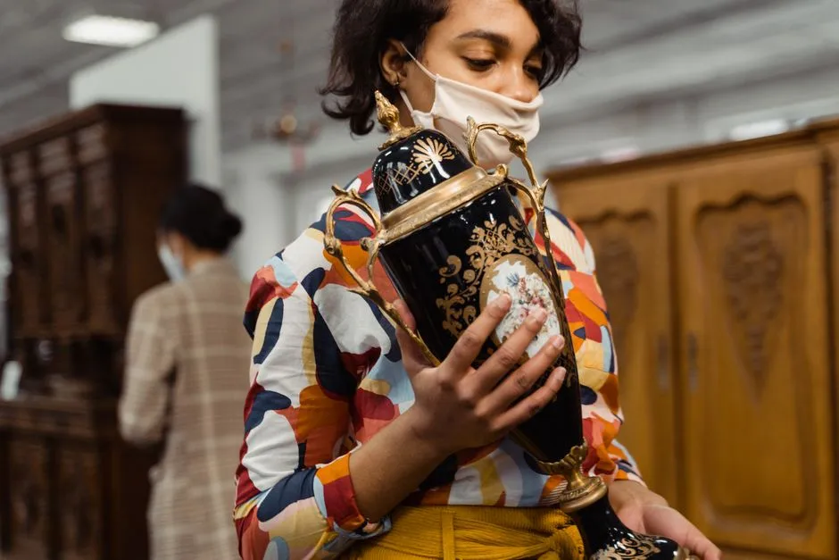 The Folk Art Auction Scene Is Actively Selling (Image Credits: Pexels)