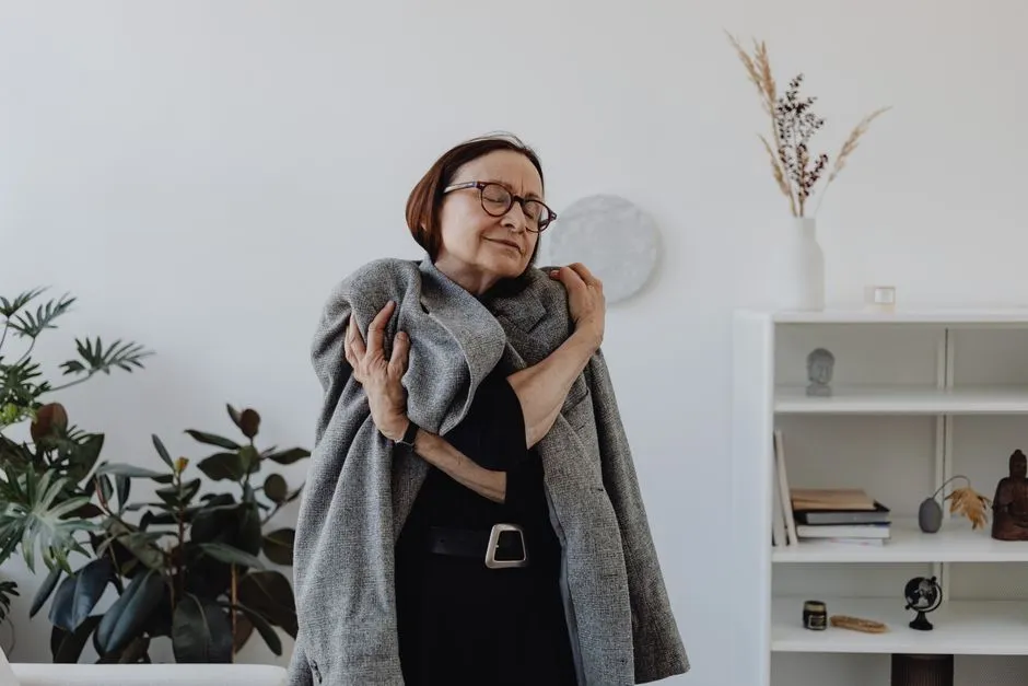 Shivering: The Emergency Response That Weakens (Image Credits: Pexels)