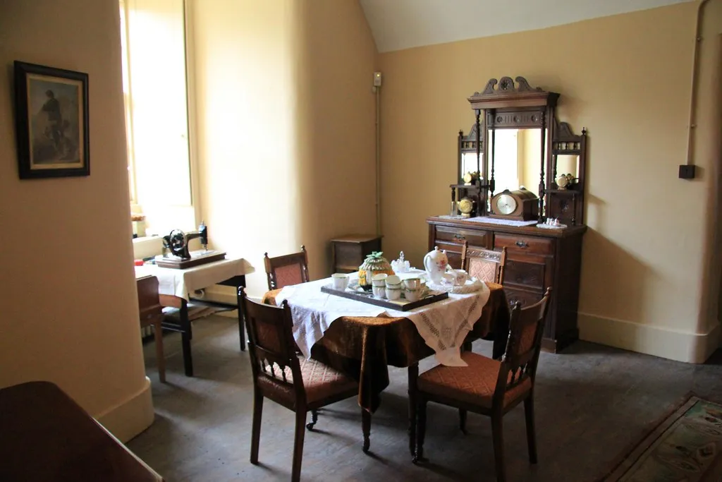Furnishing a Whole House in Month One (Karen Roe, Flickr, CC BY 2.0)