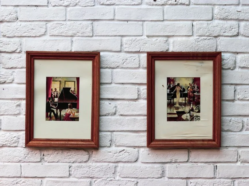 Vintage Artwork and Framed Prints (Image Credits: Pexels)