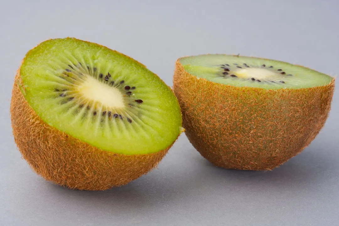 2. Kiwi Fruit: The Serotonin Connection (Image Credits: Unsplash)