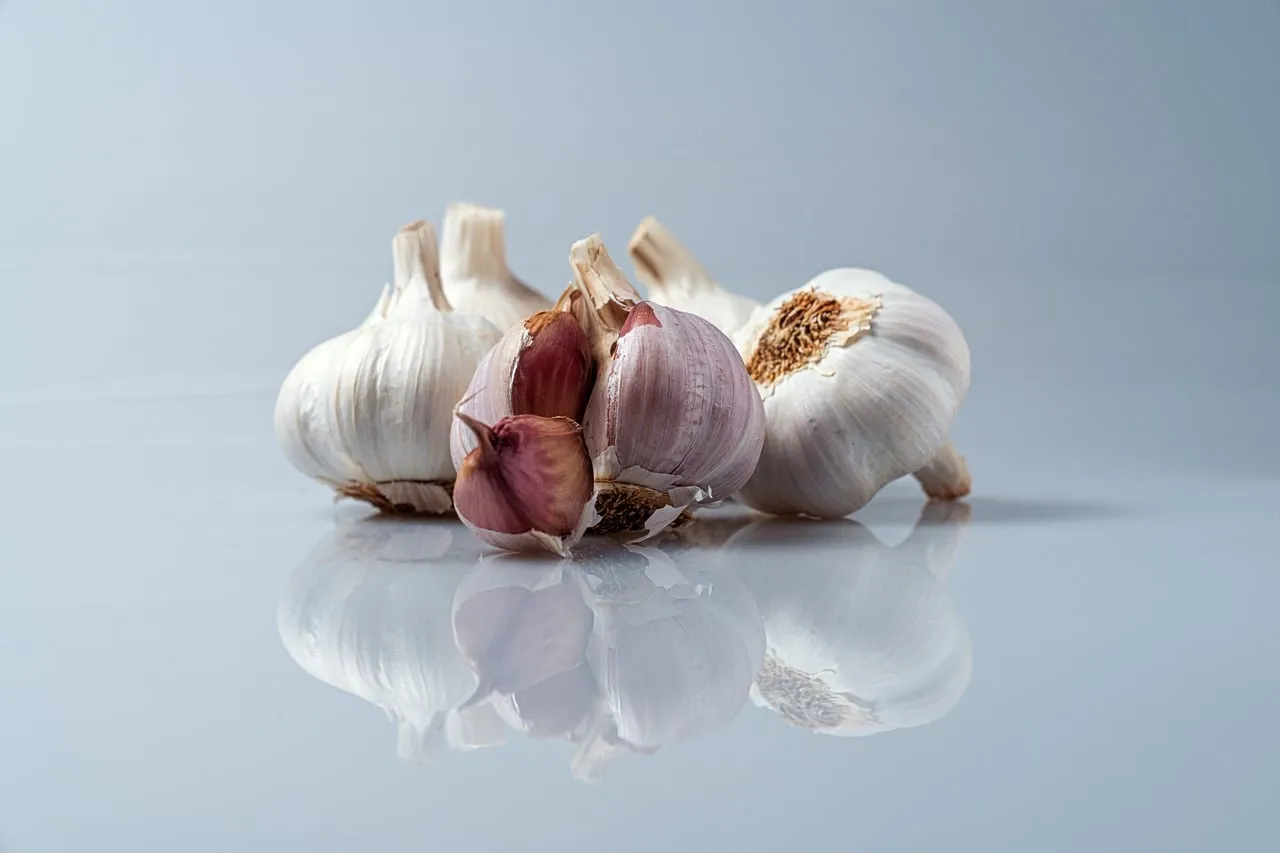 2. Garlic: A Kitchen Staple With Measurable Effects (Image Credits: Pixabay)