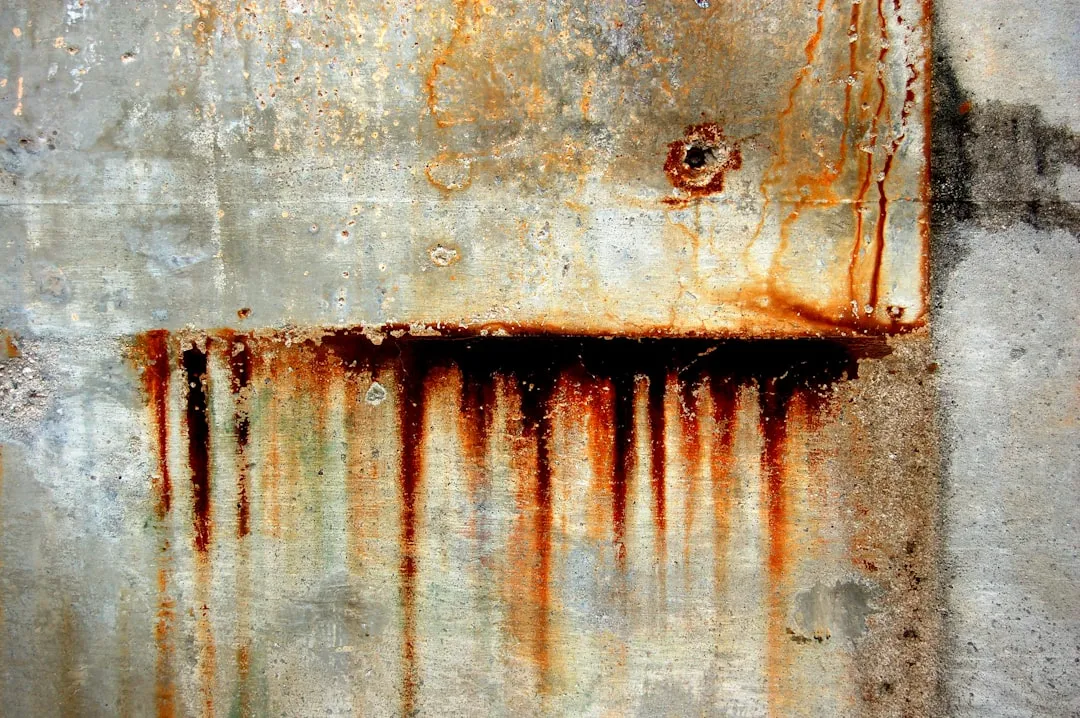 Using Vinegar to Remove Rust Without Harsh Chemicals (Image Credits: Unsplash)