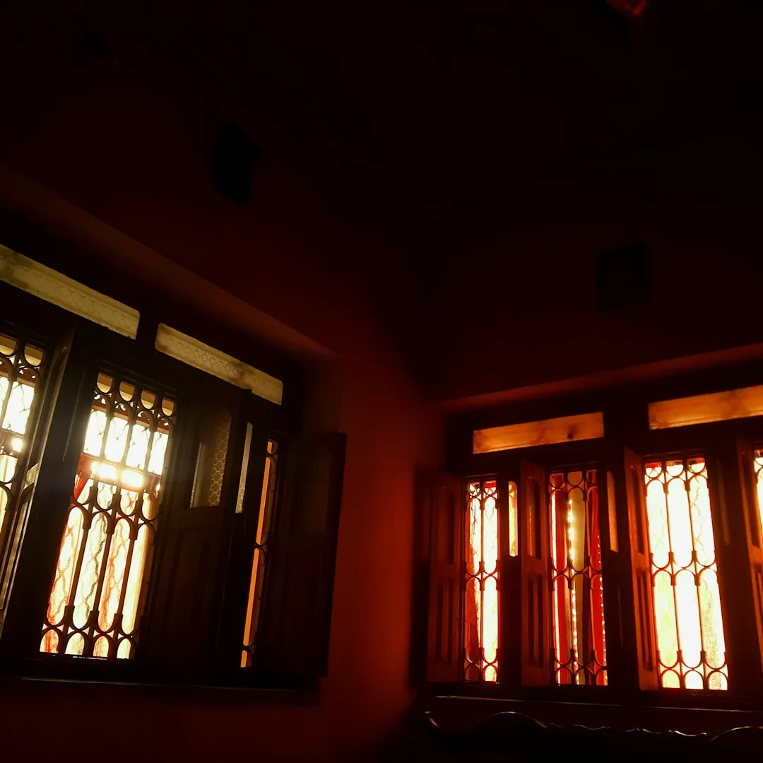 Red: The One Color Sleep Experts Consistently Flag (Image Credits: Unsplash)