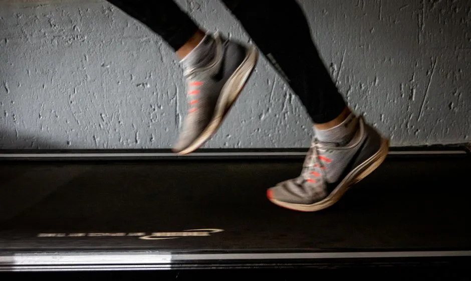 4. Poor Walking Mechanics (Image Credits: Pexels)