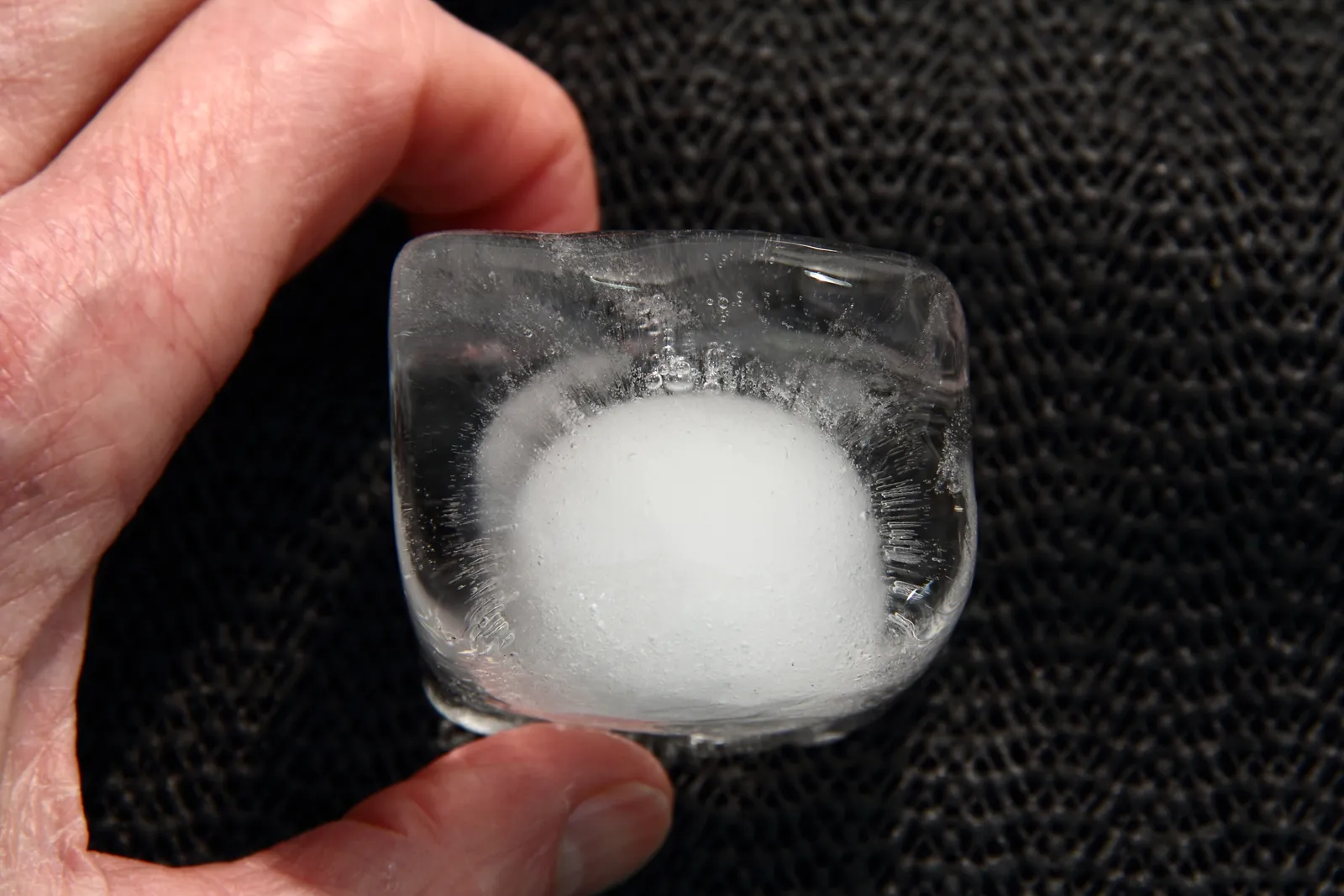Why Cloudy Ice Tastes Different From Clear Ice (By Lusilier, CC BY-SA 3.0)