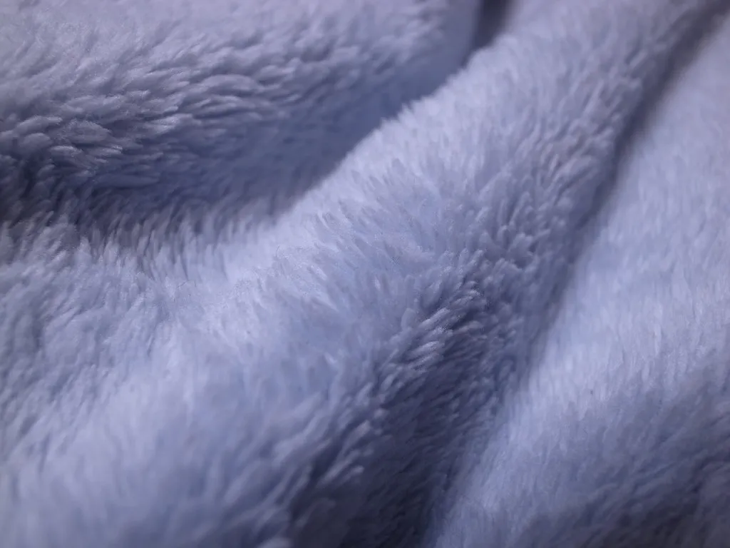 7. Not Inspecting the Blanket for Visible Damage (matsuyuki, Flickr, CC BY-SA 2.0)