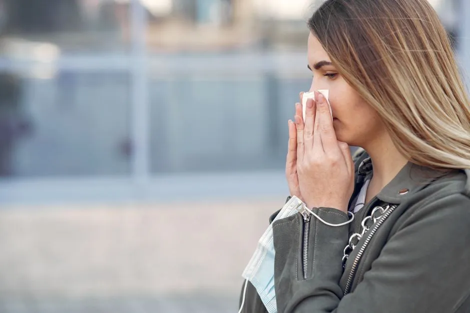 How Far a Sneeze Actually Travels (Image Credits: Pexels)