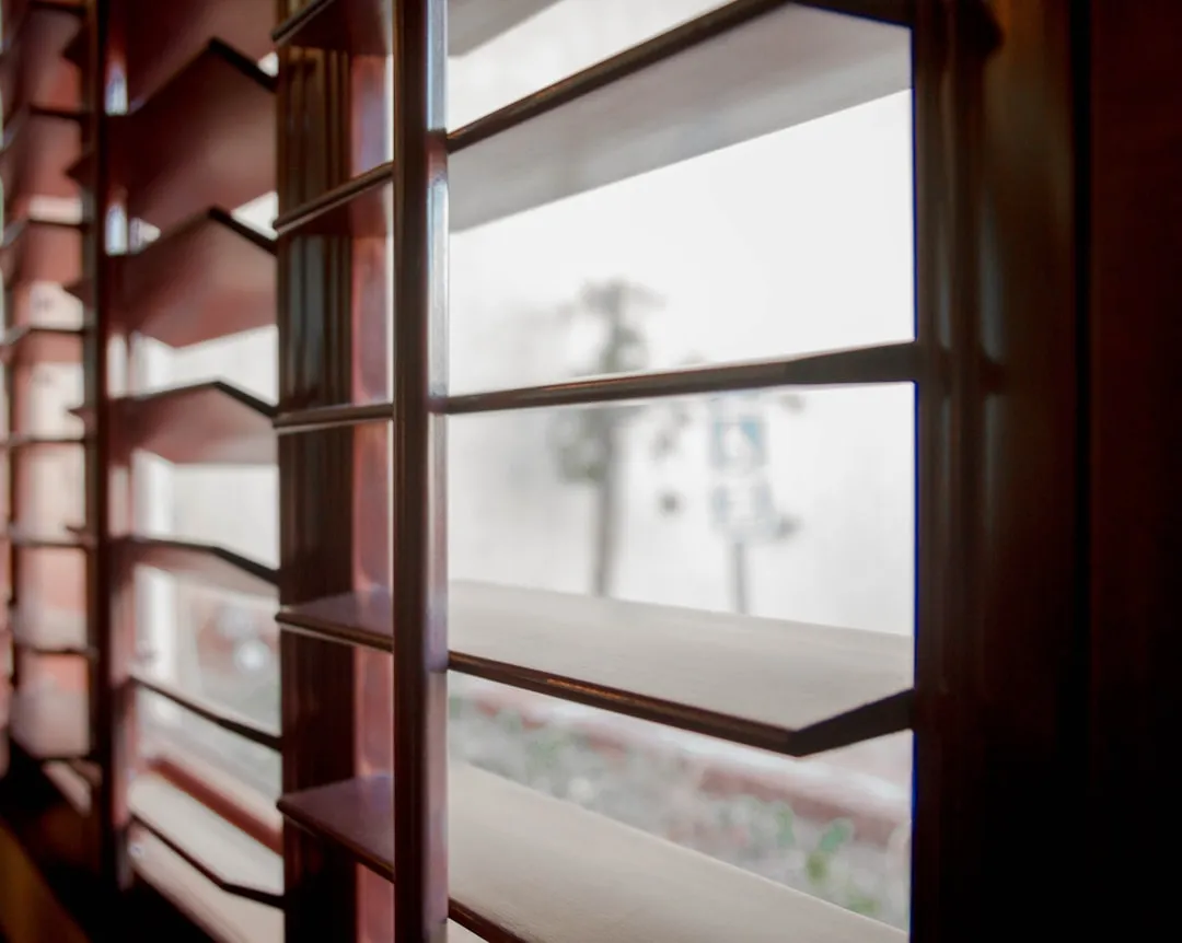 Neglecting Weatherstripping and Seal Gaps (Image Credits: Unsplash)