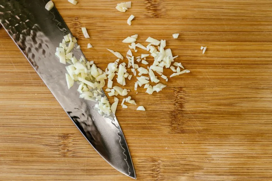 Finer Cuts Yield More Allicin (Image Credits: Pexels)