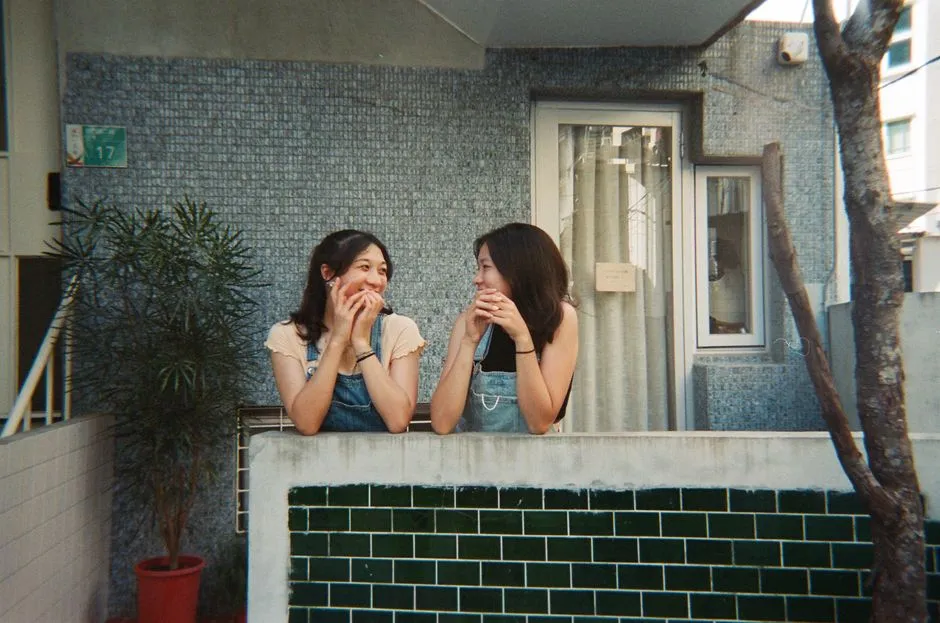 Trust Between Neighbors Has Not Kept Pace With Trust Between Friends (Image Credits: Pexels)