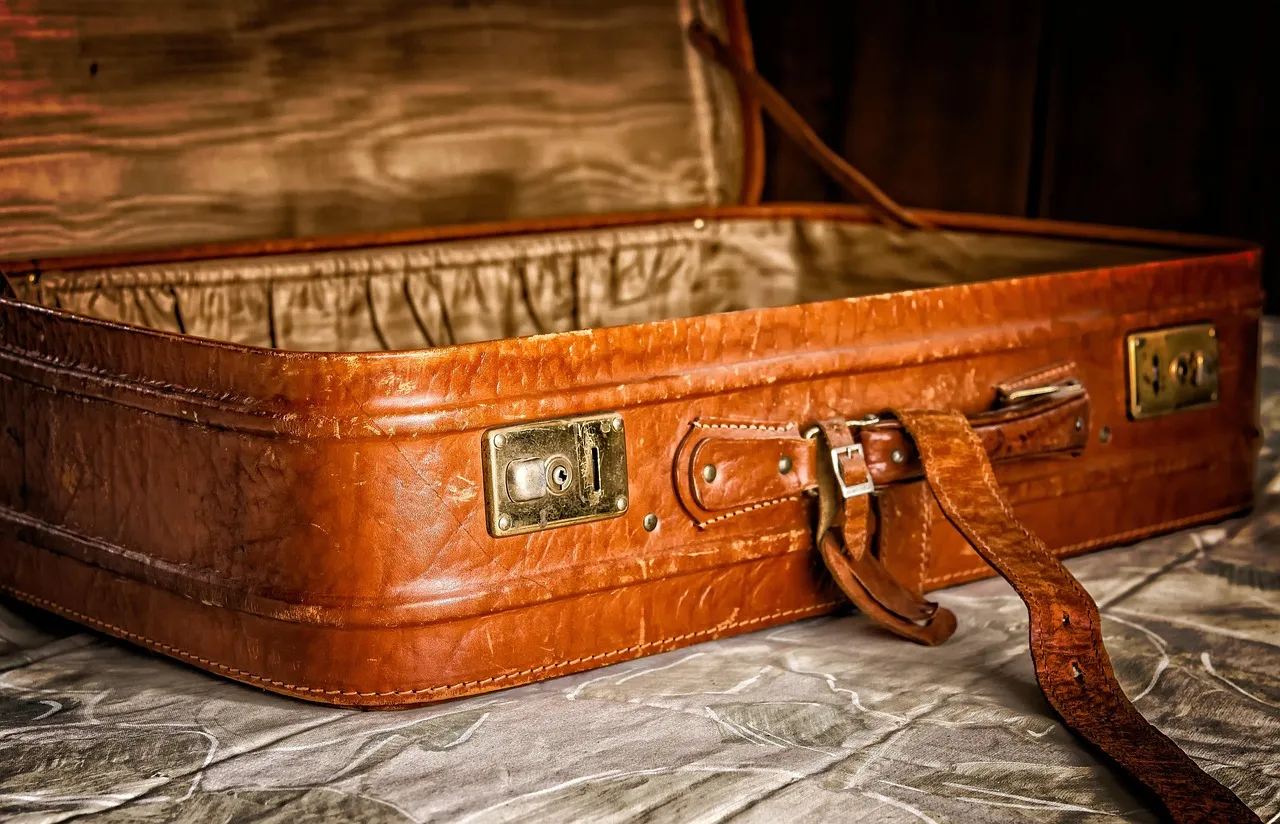 Stacked Suitcases as Side Tables and Nightstands (Image Credits: Pixabay)