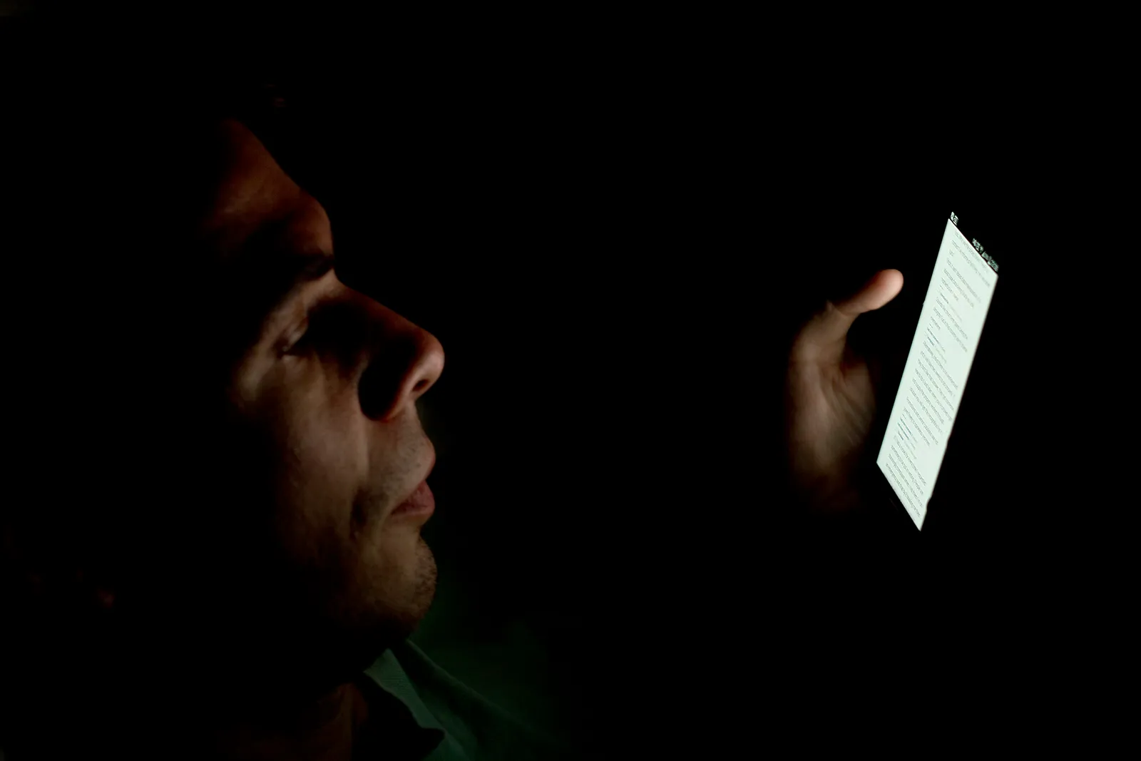 The "Virtual Pickpocket" Comparison (Person looking at smartphone in the dark, CC BY-SA 2.0)