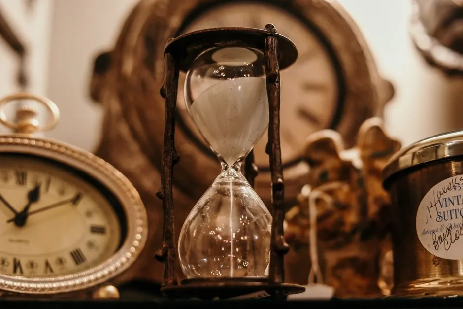 Silver-Plate and Brass Hourglass Timers (Image Credits: Pexels)