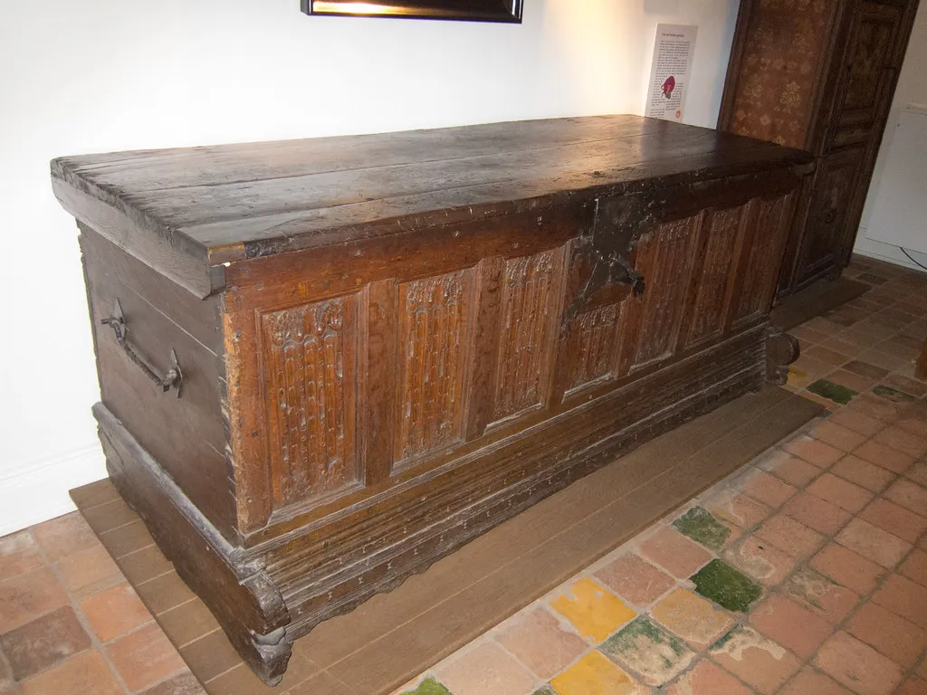 The Heavy Trunk Was the Original Suitcase (quinet, Flickr, CC BY 2.0)
