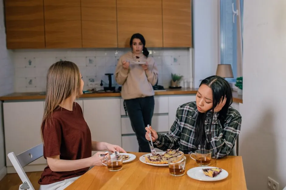 3. Bringing Uninvited Guests or Pets (Image Credits: Pexels)