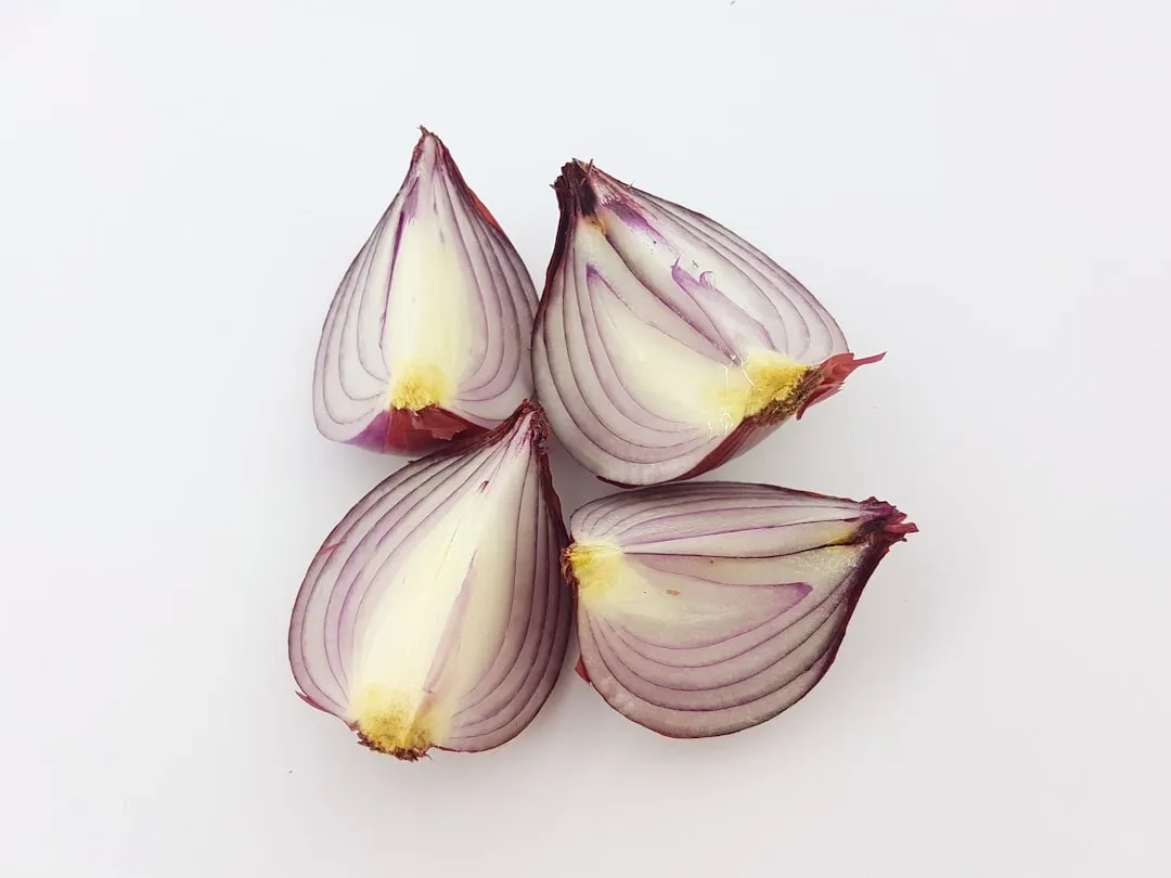 4. Onions and Garlic: The Allium Family Problem (Image Credits: Unsplash)