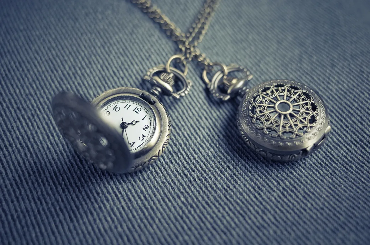 1. Antique Jewelry Hidden in Boxes and Drawers (Image Credits: Pixabay)
