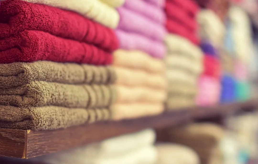 2. Spreading Wet Towels and Linens All Over the Room (Image Credits: Unsplash)