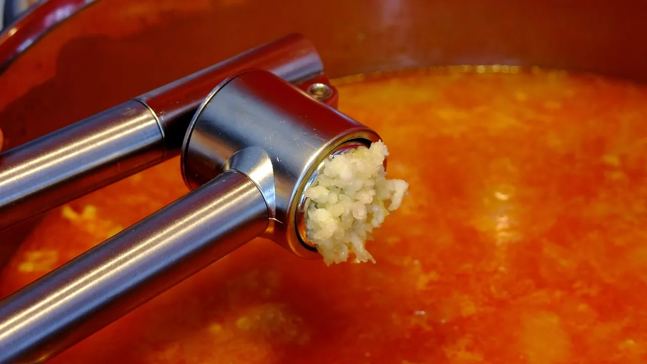 7. The Garlic Press: Chefs Skip It Every Time (Image Credits: Pixabay)