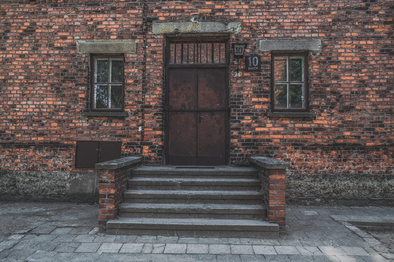 The Doorway Effect: What It Actually Is (Image Credits: Pixabay)