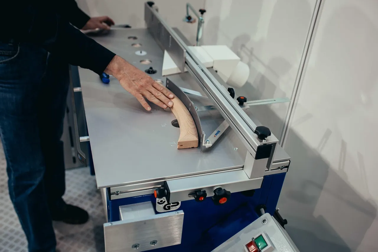 3. Hand Planing: Flattening and Finishing Without Power (Image Credits: Pixabay)