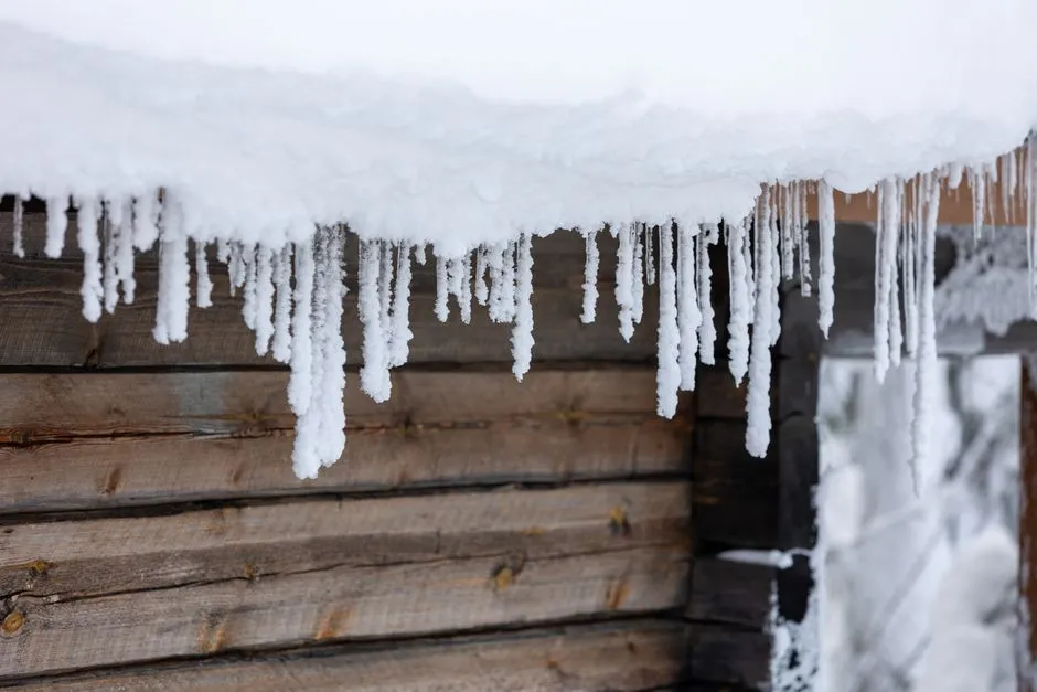 The Real Cost of Ignoring Ice Dams (Image Credits: Pexels)