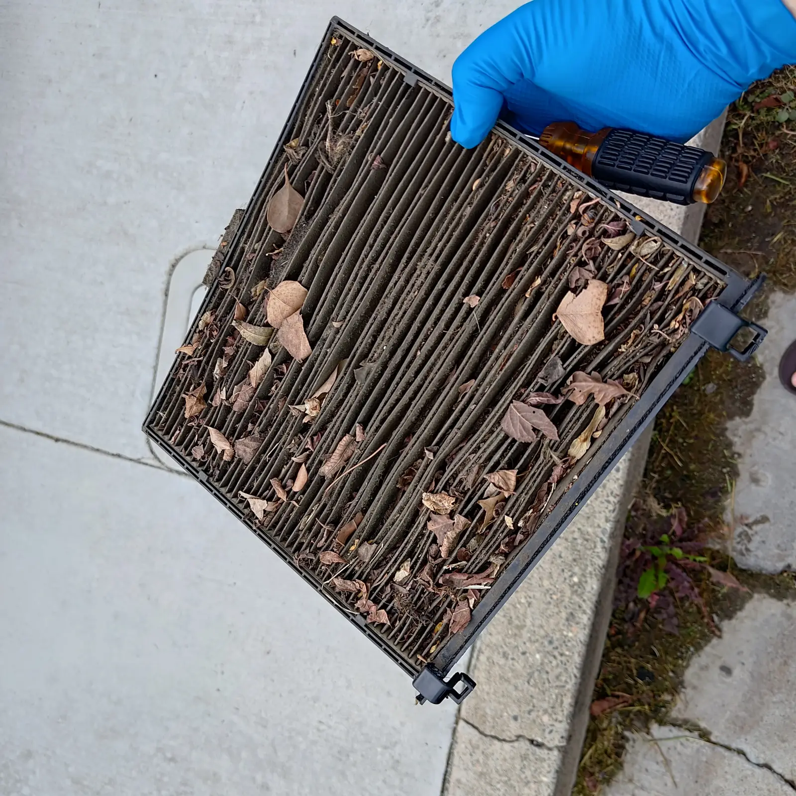 Contaminants Can Bypass a Saturated Filter (By UnifiedFunctionality, CC BY-SA 4.0)