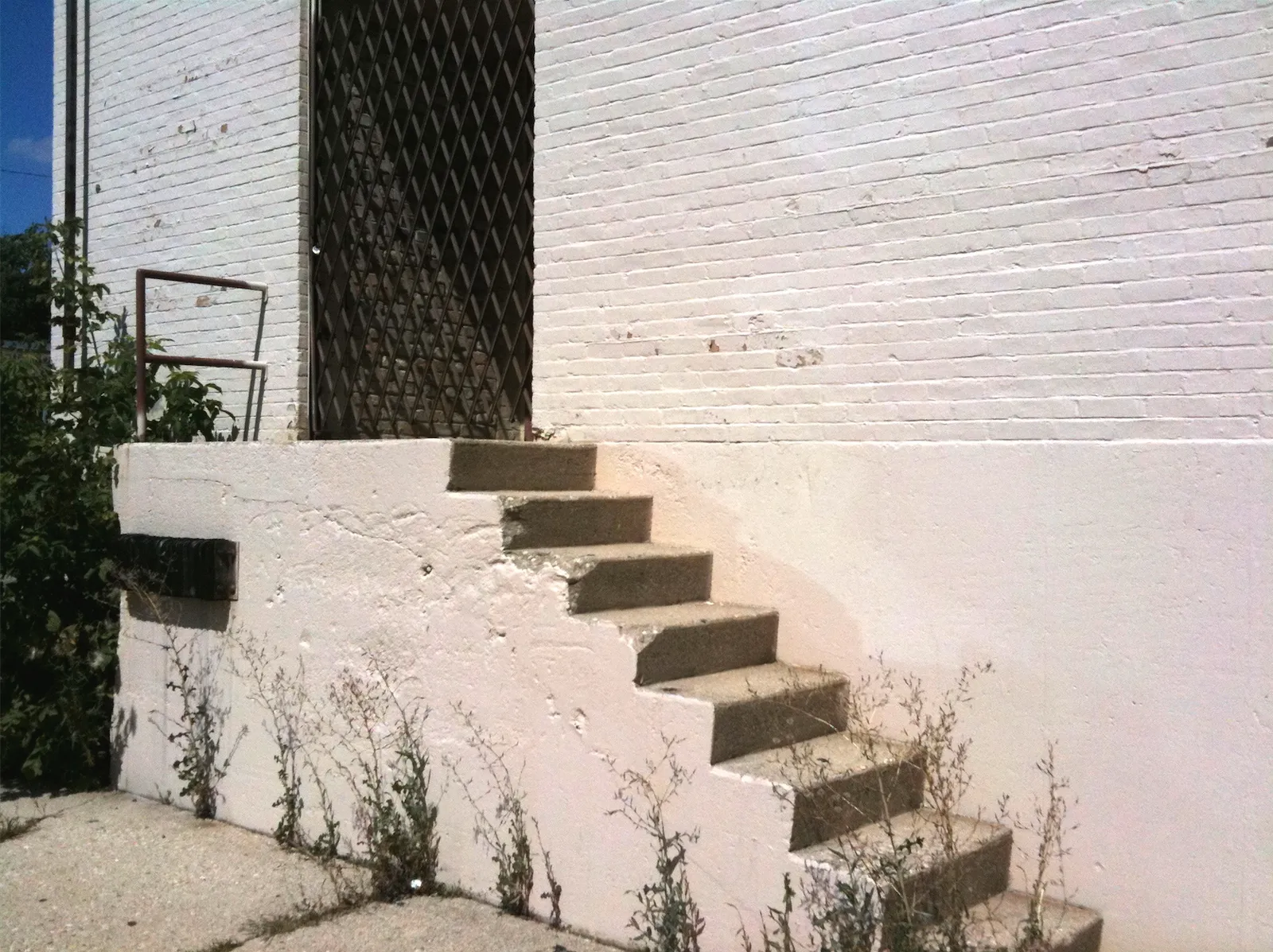 Stair Railings That Don't Meet Graspability Standards (By Ernst76, CC BY-SA 4.0)