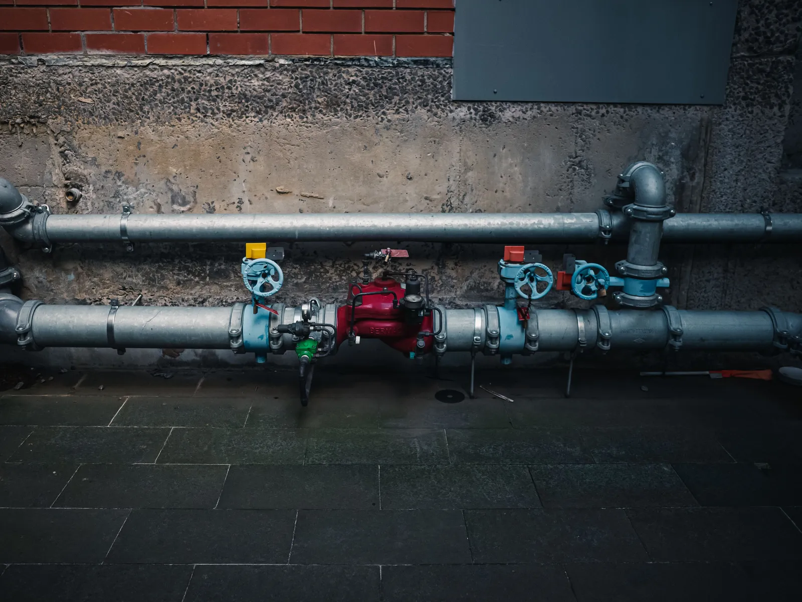 What Happens When You Discover a Burst Pipe in Winter (Image Credits: Pexels)