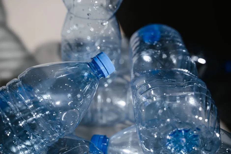 Sugary Drinks and Warm Environments Make It Worse (Image Credits: Pexels)