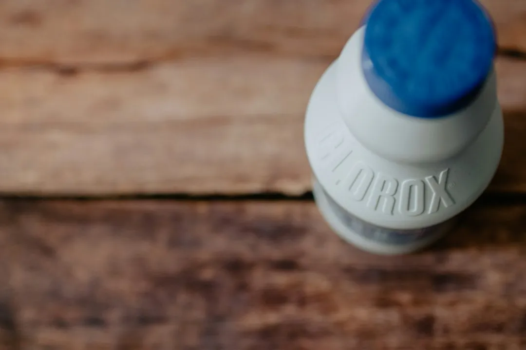 1. Bleach, Ammonia, and Harsh Chemical Cleaners (Image Credits: Unsplash)