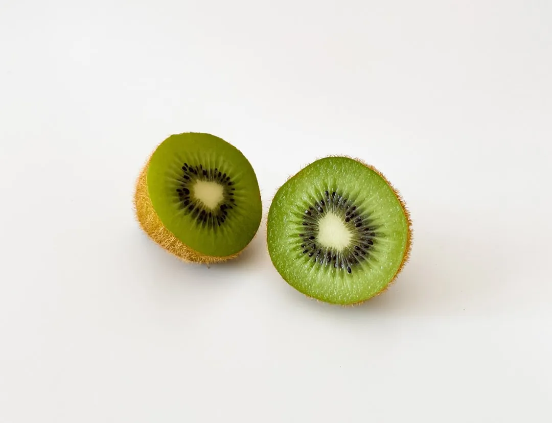 Kiwi: Small Fruit, Surprisingly Strong Evidence (Image Credits: Unsplash)