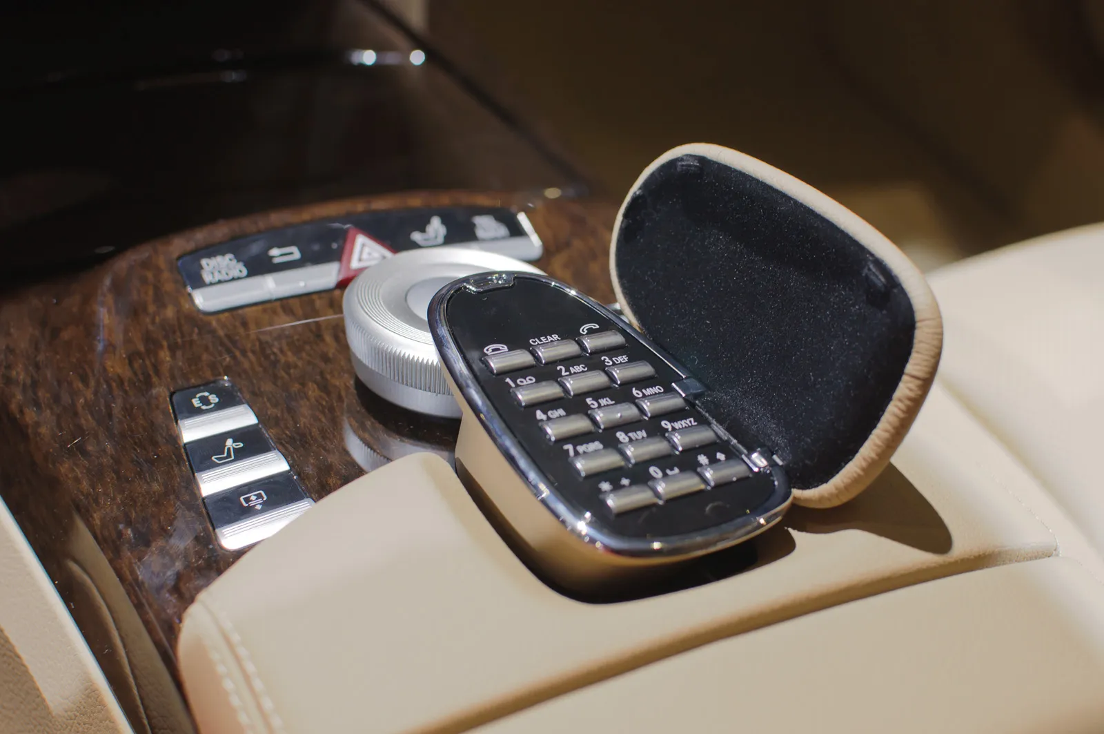 Receipts and Wrappers Crammed Into the Cup Holder: A Week of Eating on the Move (Numeric Keypad, Mercedes-Benz S350 Bluetec 4Matic (US), CC BY-SA 2.0)
