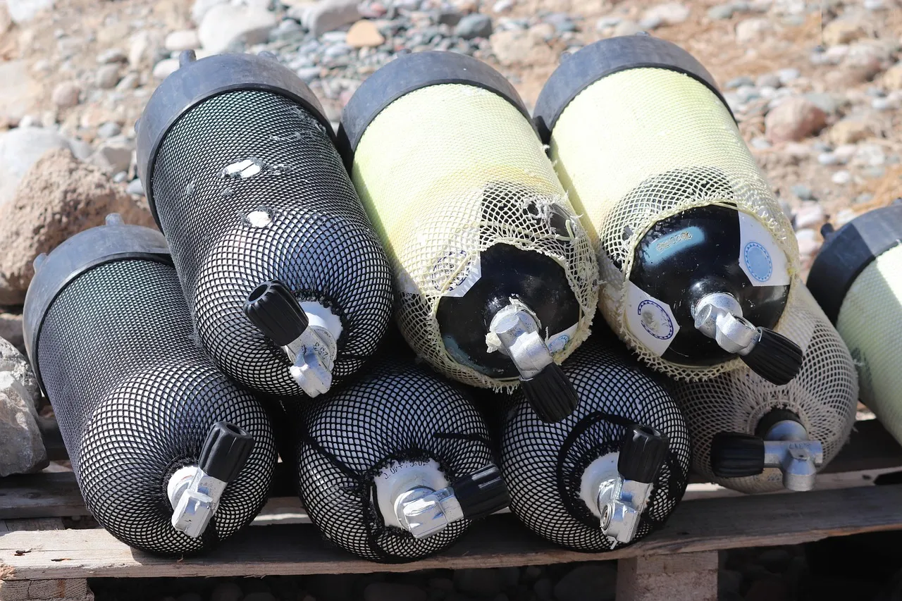 Divers, Metal Tubes, and a Race Against Oxygen (Image Credits: Pixabay)