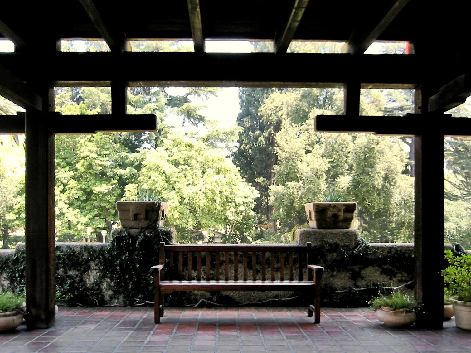 Wood Accents and Porch Materials: The Texture Trend Worth Knowing (By Mattnad, Public domain)