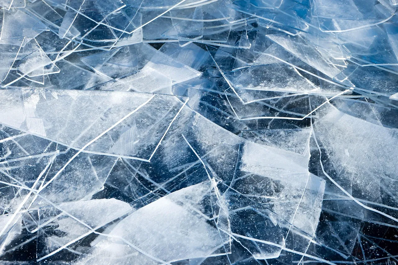 Uneven Freezing Creates Internal Stress Lines (Image Credits: Pixabay)