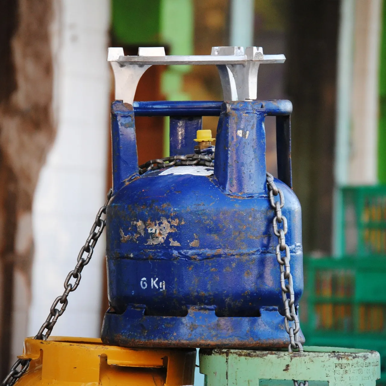 Tipping or Laying the Tank on Its Side (Image Credits: Pixabay)