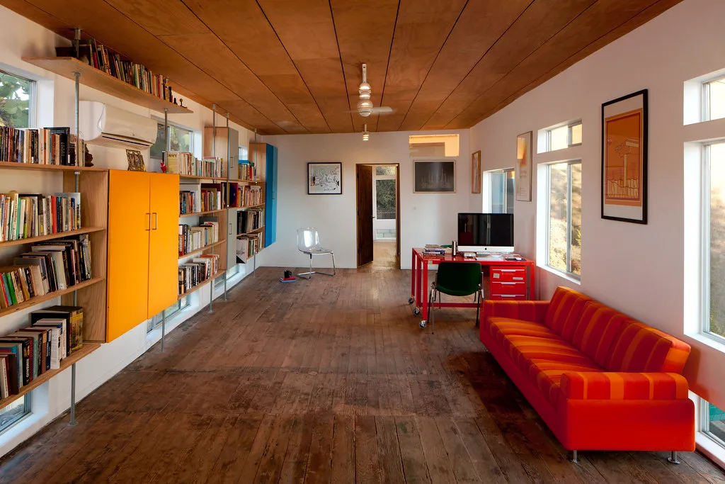 Saturated Colors in Low-Light Rooms (Jeremy Levine Design, Flickr, CC BY 2.0)